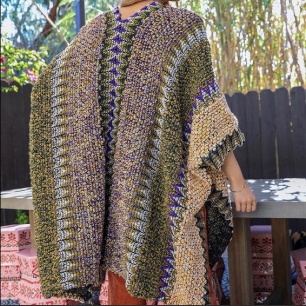The NANOUK Crochet Patterned Ruana - Picture 4 of 5